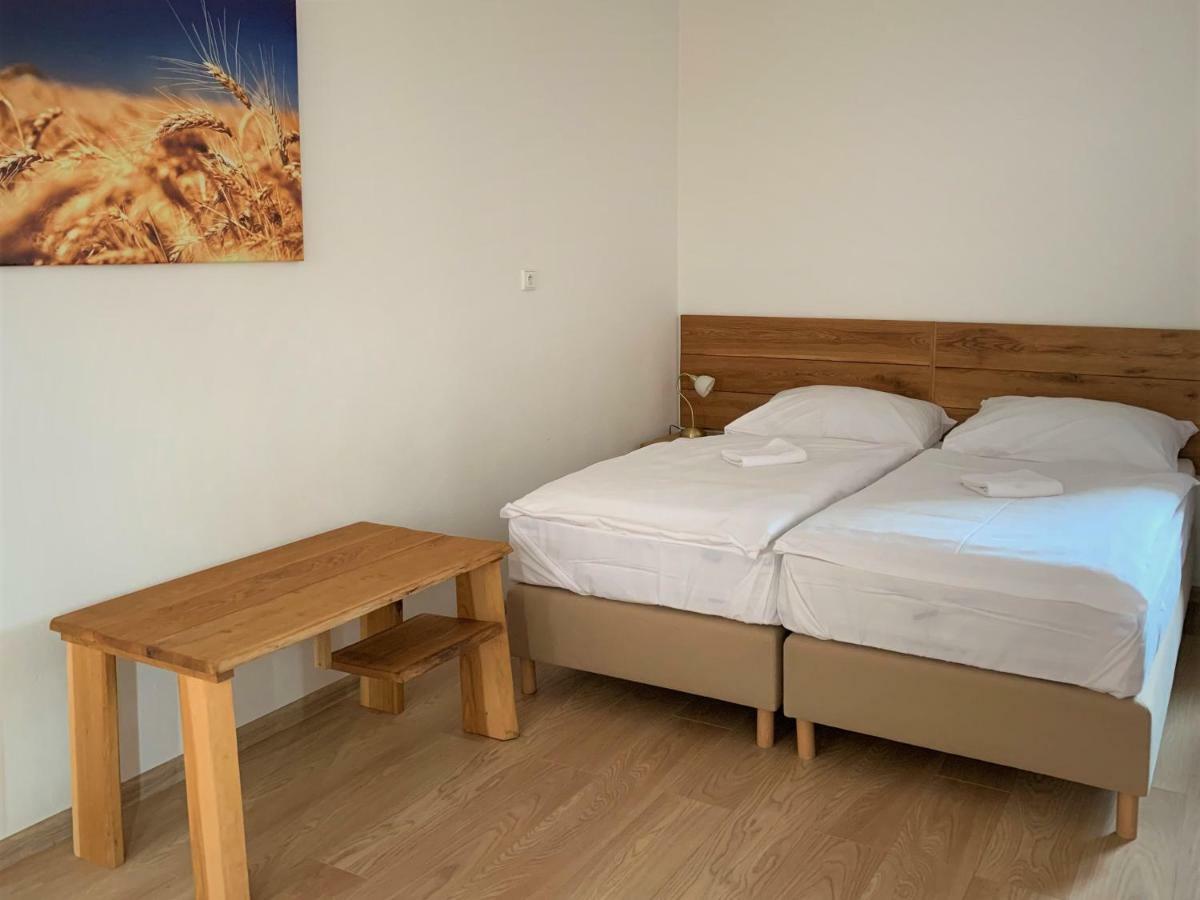Bio Farma & Penzion Zlaty Hyl Novacany Esterno foto