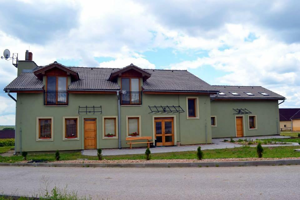 Bio Farma & Penzion Zlaty Hyl Novacany Esterno foto